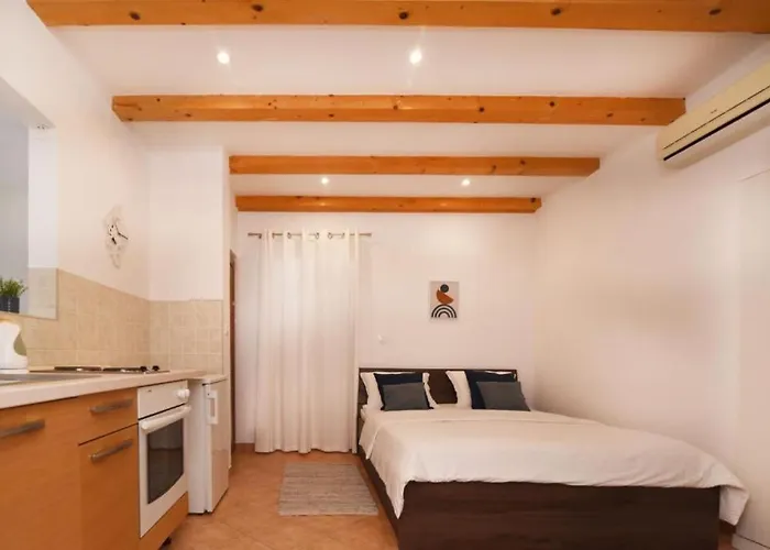 Dalmatian Stone شقة