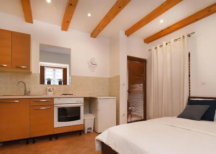 Dalmatian Stone شقة