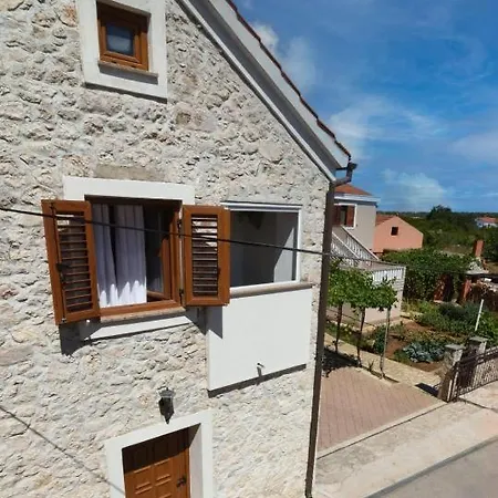 Dalmatian Stone Daire *